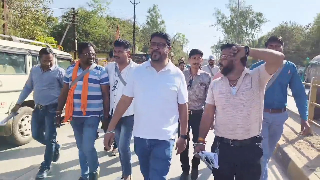 जिला युवा प्रेस क्लब नीमच की एकता लाई रंग, पत्रकार से बद्तमीजी करने वालो की नौकरी भी गई, प्रकरण भी दर्ज हुआ*