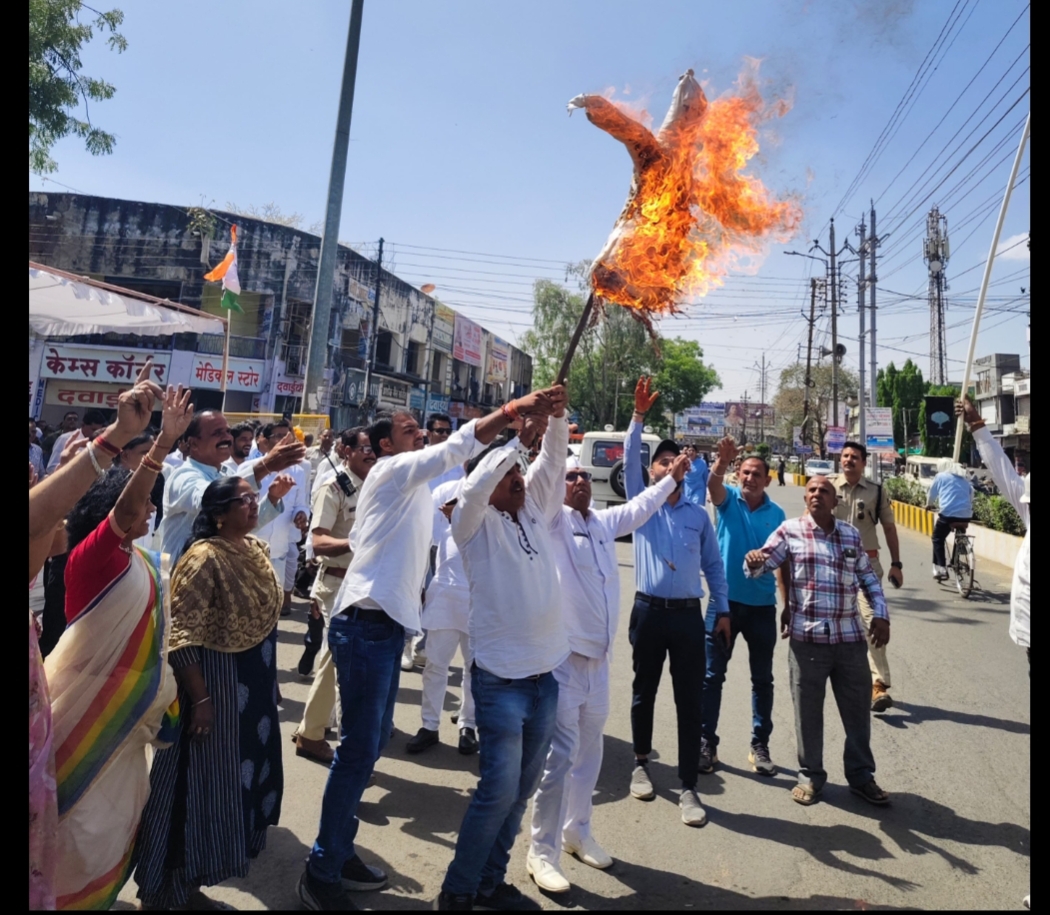 खड़गे पर टिप्पणी के विरोध में महिला कांग्रेस का प्रदर्शन, मुख्यमंत्री का पुतला दहन
