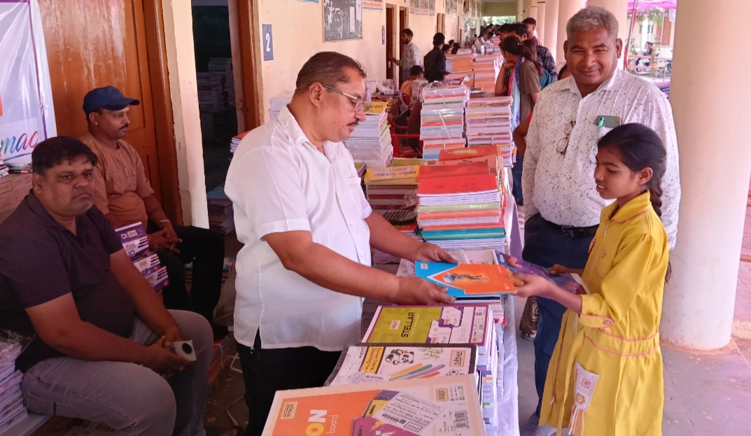 नीमच में तीन दिवसीय पुस्तक मेले की शुरुआत, पहले दिन उमड़ी पालकों की भीड़,रियायति दरों पर मिल रही पुस्तके