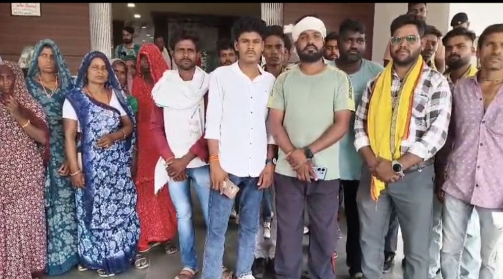 आदिवासी बहुल क्षेत्र पिपलिया हाड़ा में सड़क निर्माण की मांग,कलेक्टर प्रतिनिधि को सौंपा ज्ञापन