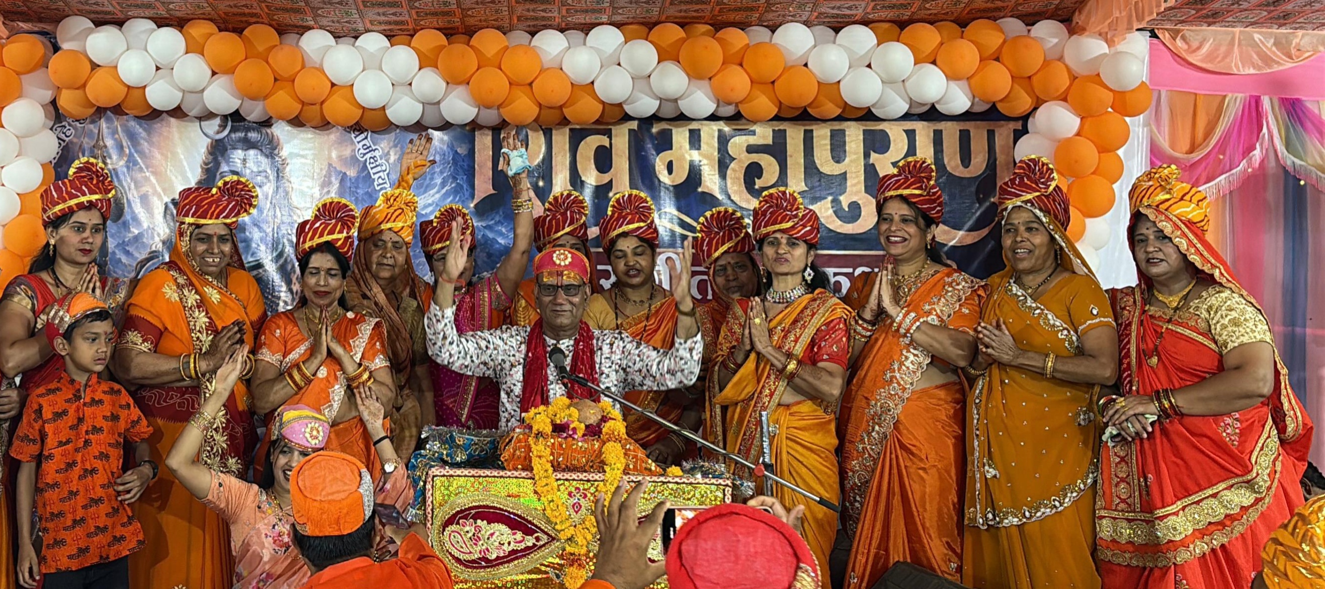 केसरिया पताकाओं और भजनों की गूंज के बीच निकली भोलेनाथ की दिव्य बारात, शिवमय हुआ इंदिरा नगर