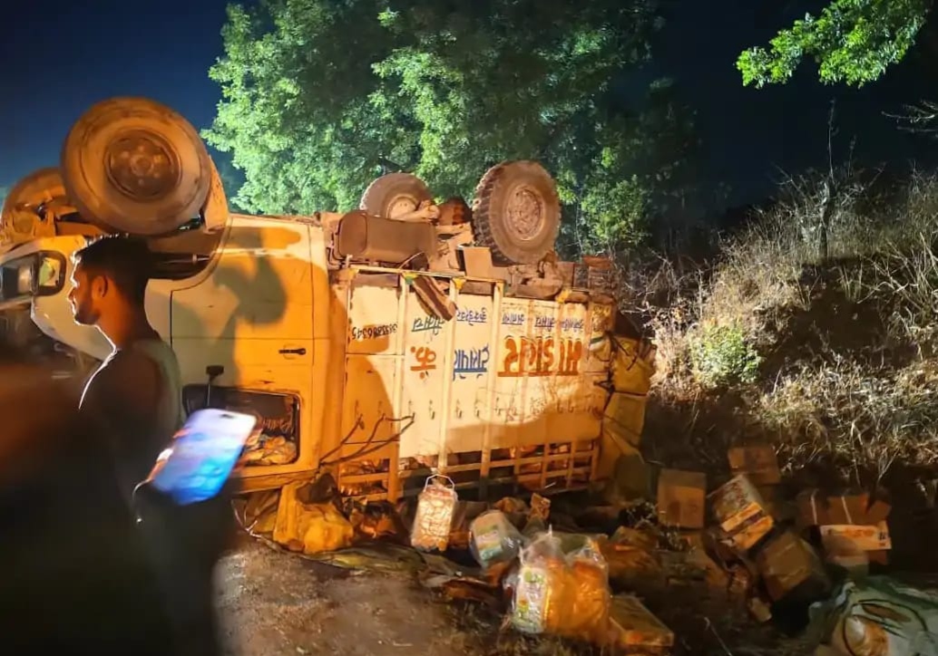 कुकडेश्वर-मनासा मार्ग पर बड़ा हादसा टला,किराना सामग्री से भरी लोडिंग गाड़ी खाई में गिरी