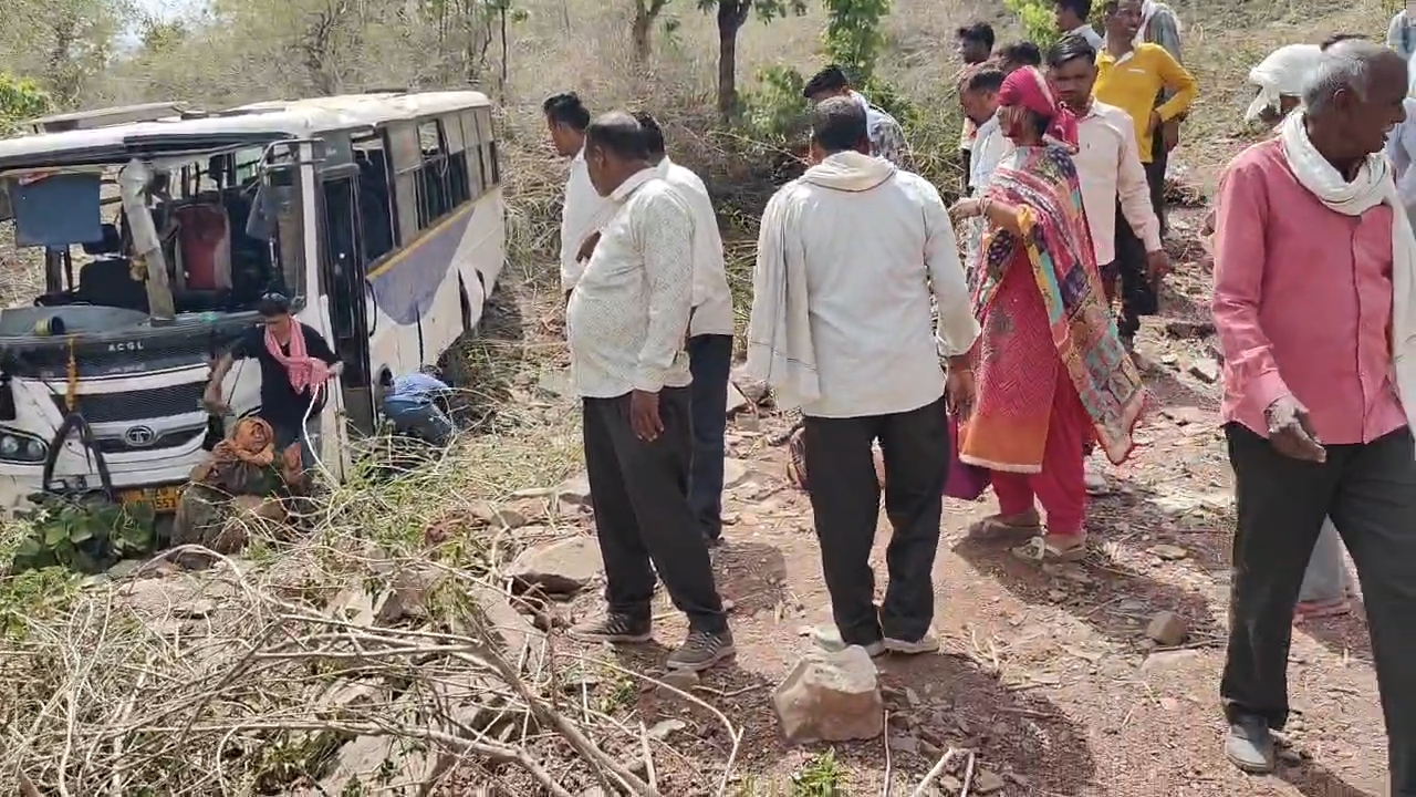 तिलस्वां घाट में दर्दनाक हादसा: यात्रियों से भरी बस खाई में पलटी,25 से अधिक घायल,दो की हालत गंभीर,चालक कंडक्टर मोके से फरार