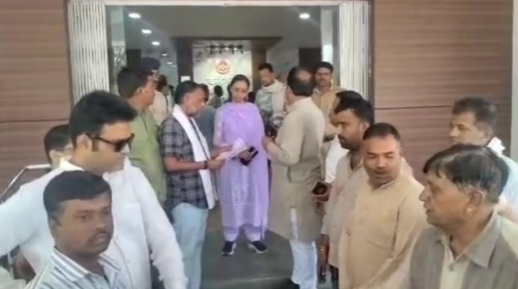 भ्रष्टाचार के विरोध में कांग्रेस कार्यकर्ता ने सौंपा “नागरिकता त्याग”आवेदन, जनसुनवाई में मचा राजनीतिक हलचल