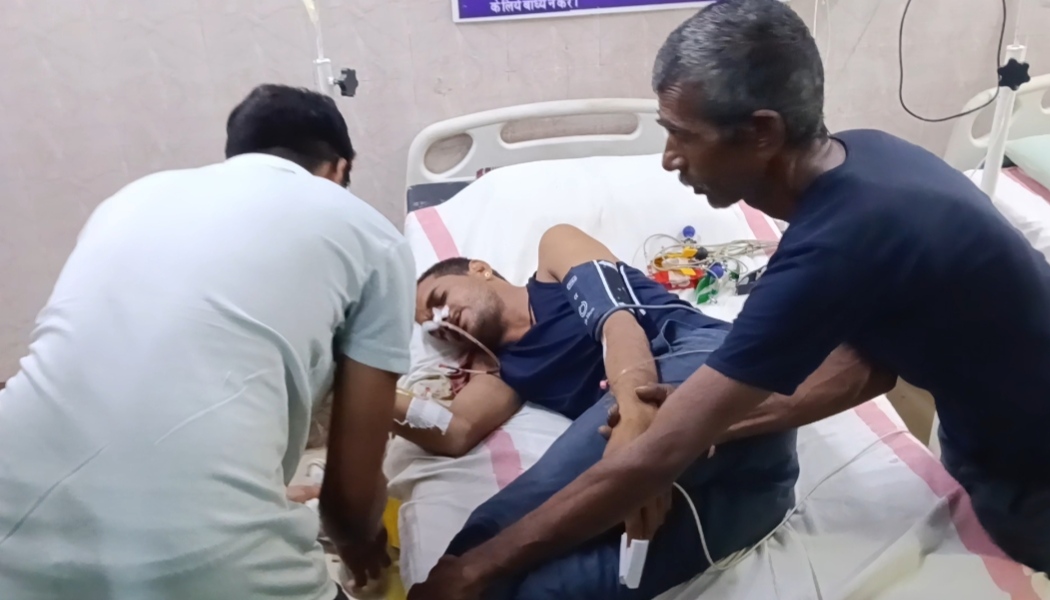 सल्फास खाने से युवक की हालत गंभीर,उपचार के लिए जिला अस्पताल में किया भर्ती