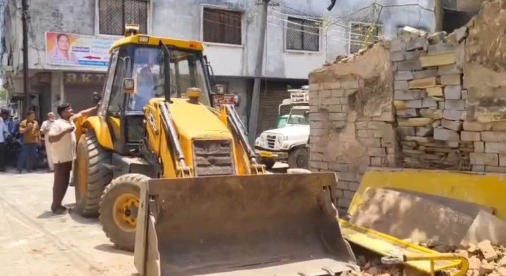 जर्जर भवनों पर चला नगर पालिका का बुलडोजर, कलेक्टर के निर्देश पर कार्रवाई