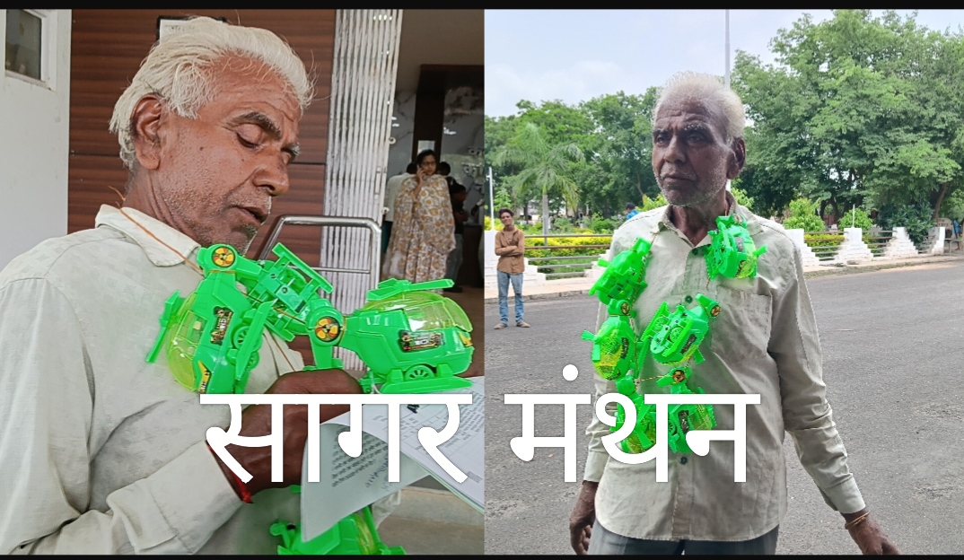 खेत तक जाने का रास्ता बंद, गले में हेलीकॉप्टर की माला पहन कलेक्टर से बोला किसान – “अब खेत पहुंचने के लिए हेलीकॉप्टर दिला दीजिए”
