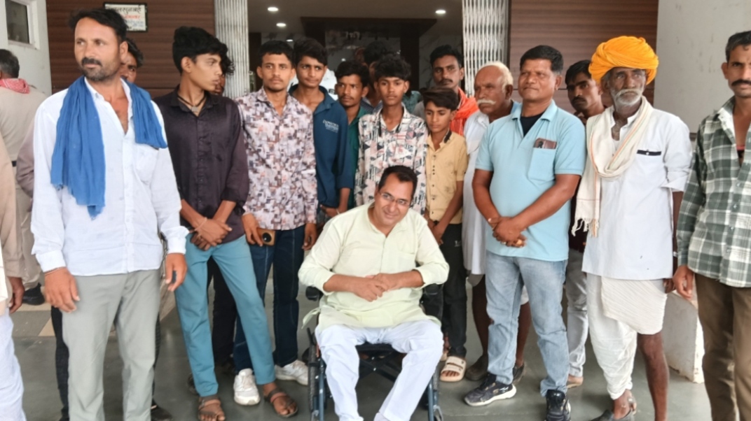 आजादी के 79 साल बाद भी सड़क को तरसे पीपलदा पठार के ग्रामीण,जर्जर स्कूल और मूलभूत सुविधाओं को लेकर कलेक्टर से लगाई गुहार