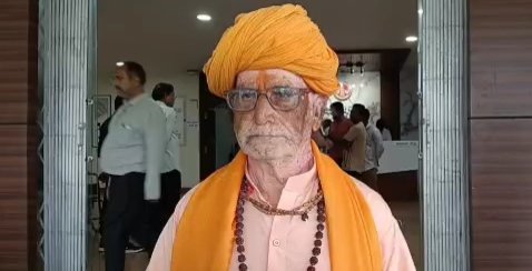 जनसुनवाई में पहुंचा 82 वर्षीय बुजुर्ग,बेटे की मानसिक स्थिति का हवाला देकर लगाई सुरक्षा की गुहार केरोसिन डालने की घटना के बाद पिता ने कलेक्टर से कहा—झूठी शिकायतें कर परिवार को किया जा रहा  प्रताड़ित,