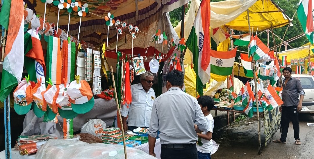 स्वतंत्रता दिवस से पहले तिरंगे के रंग में रंगा नीमच, टैगोर मार्ग पर सजा बाजार