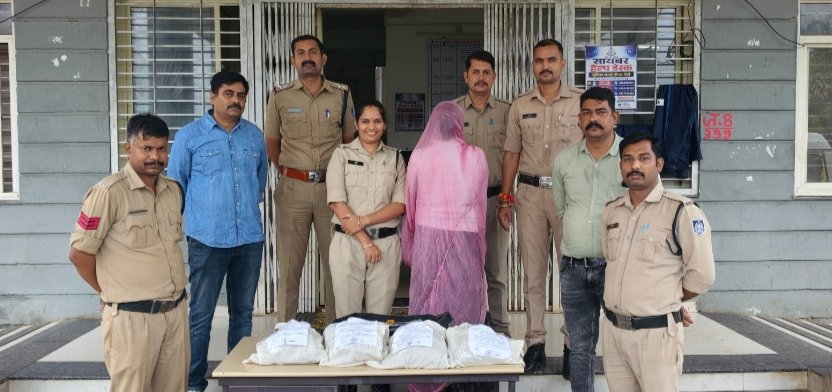 नीमच सिटी पुलिस की बड़ी कार्रवाई: 11 किलो 700 ग्राम अफीम के साथ महिला गिरफ्तार,