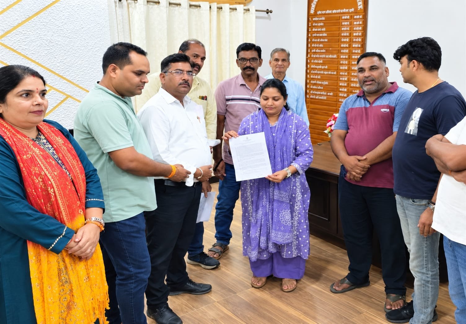 मुख्य मार्ग पर ‘चिकन पैलेस’के खिलाफ रहवासियों का प्रदर्शन,सीआरपीएफ रोड पर बिना लाइसेंस दुकान संचालित होने का आरोप, सीएमओ को ज्ञापन सौंपकर तत्काल कार्रवाई की मांग