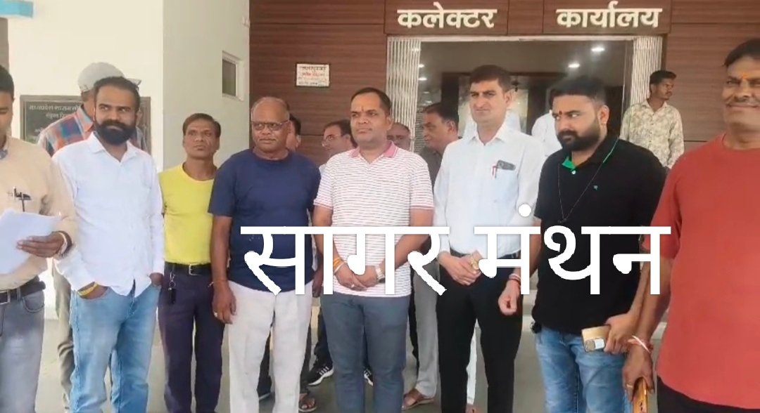 पाइप लाइन डालने के बाद सड़क की मरम्मत भूला विभाग,कीचड़ में तब्दील हुई वृंदावन कॉलोनी की सड़क,काली मिट्टी से फिसलन बढ़ी, स्कूली बच्चों सहित राहगीर परेशान; कलेक्टर से सड़क दुरुस्त कराने और ठेकेदार पर कार्रवाई की मांग
